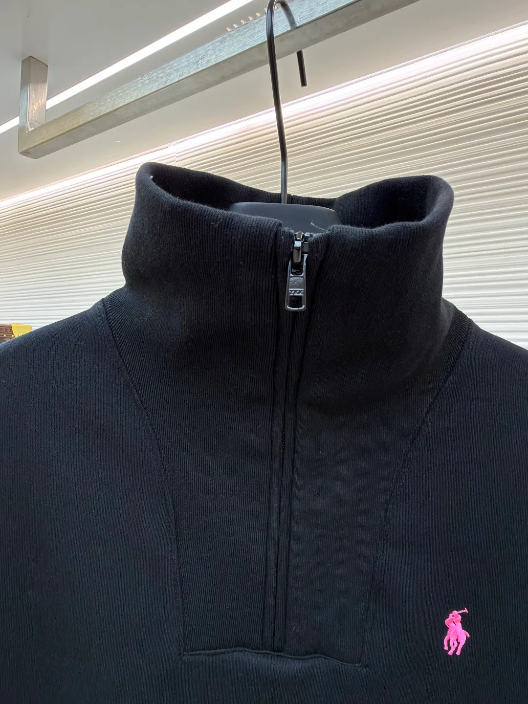 P440 Ralph Lauren pink label half turtleneck sweatshirt ●Original version: Purchased and developed at 2190 ●Item number: 1681981-A90 ●Fabric: cotton fleece composite fabric ●Technology: patch embroidery production ●Color: black pink ●Version: fitted version ●Weight: about 705 grams ●Size: S-M-L-XL ●Description: Customized luxury cotton fleece composite material, soft and silky, comfortable and skin-friendly It uses an extremely pure black tone as the background. A touch of pink pony logo embroidery is embellished on the chest. It is low-key and powerful. The back panel is embellished with the brand letters outlined in ivory white satin intarsia. The pink pony embroidery jumping in the center is the only color footnote in this black and white silent film. It coincides with the elegant and uninhibited brand philosophy. Its unique ribbed half-high collar design is sublimated, giving more flexibility and fashion sense to wear, showing taste in silence. Showing elegance and style, it uses imported machine embroidery technology. It uses advanced computer control systems and precision mechanical components to realize pony logo embroidery operations with high precision. The lines are smooth and delicate. It uses imported machine patch embroidery techniques. It uses advanced computer control systems and precision mechanical components to realize Ralph Lauren patch embroidery operations. It presents an embroidery effect with both clarity and three-dimensionality. The fabrics have been carefully washed. It has better hand feel and texture. It is not easy to deform, not easy to shrink, not easy to fade, and maintains long-term beauty. The overall wiring is straight and delicate, the fabric is comfortable and soft, and the color is consistent without color difference. It can be matched with the same style to create a fashionable look and control various occasions. Customized accessories, complete with three standards, same style for men and women!